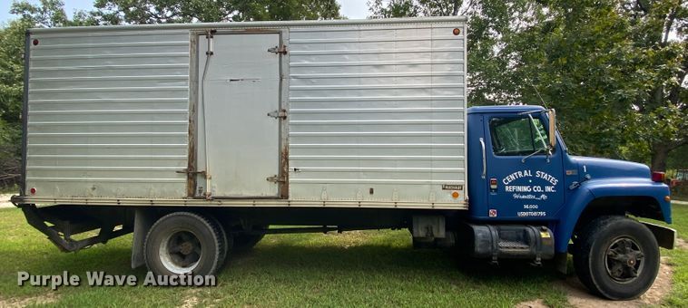 image for item HE9774 1988 International S1700  box truck