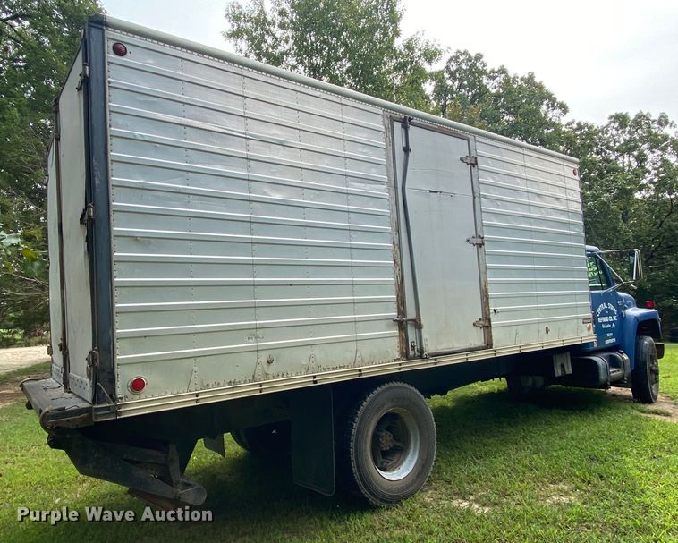 image for item HE9774 1988 International S1700  box truck
