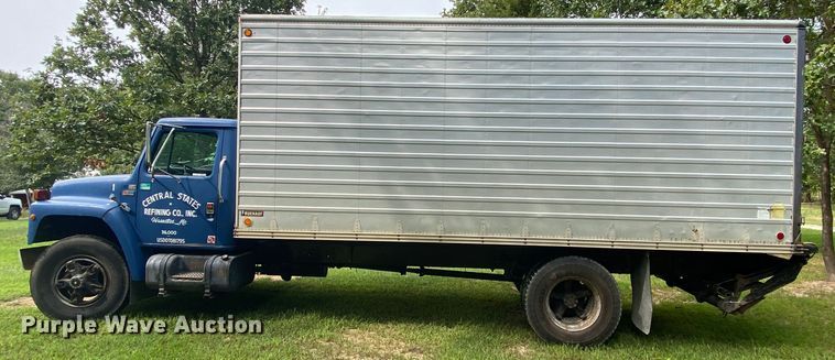 image for item HE9774 1988 International S1700  box truck