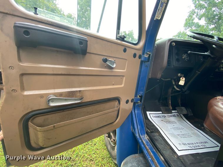 image for item HE9774 1988 International S1700  box truck