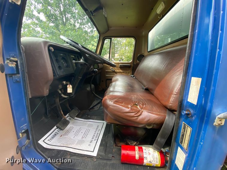 image for item HE9774 1988 International S1700  box truck