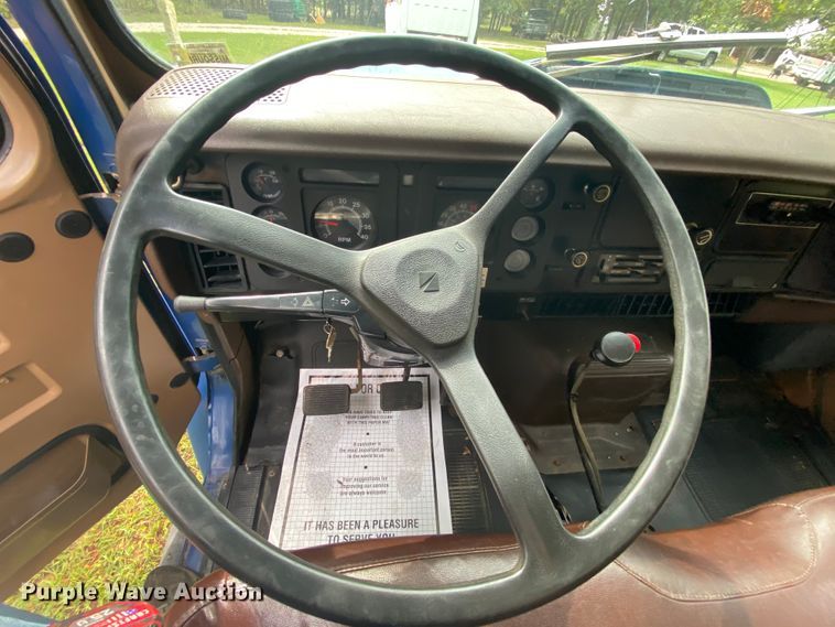 image for item HE9774 1988 International S1700  box truck