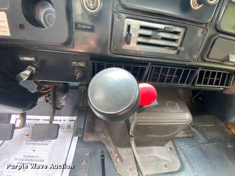 image for item HE9774 1988 International S1700  box truck