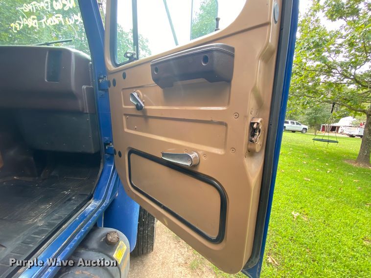 image for item HE9774 1988 International S1700  box truck