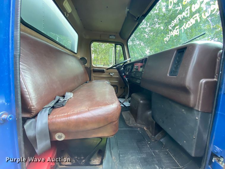 image for item HE9774 1988 International S1700  box truck