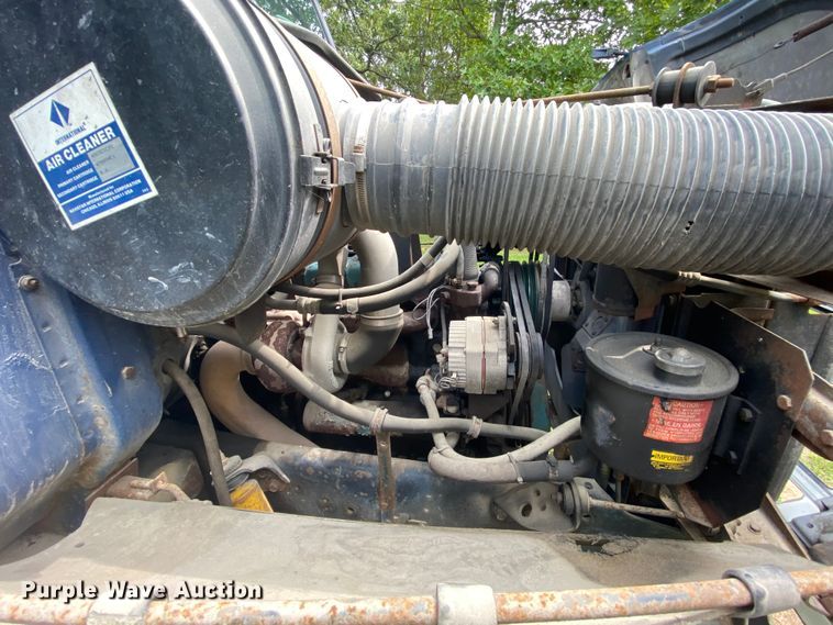 image for item HE9774 1988 International S1700  box truck