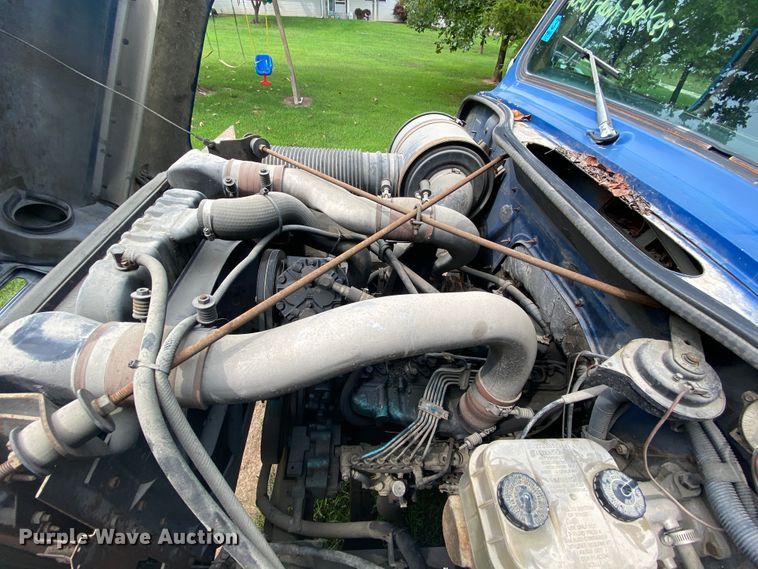 image for item HE9774 1988 International S1700  box truck