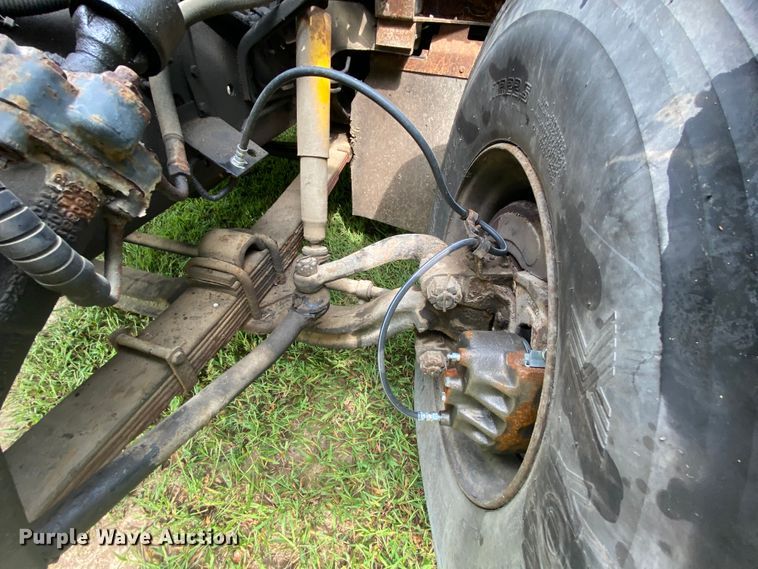 image for item HE9774 1988 International S1700  box truck