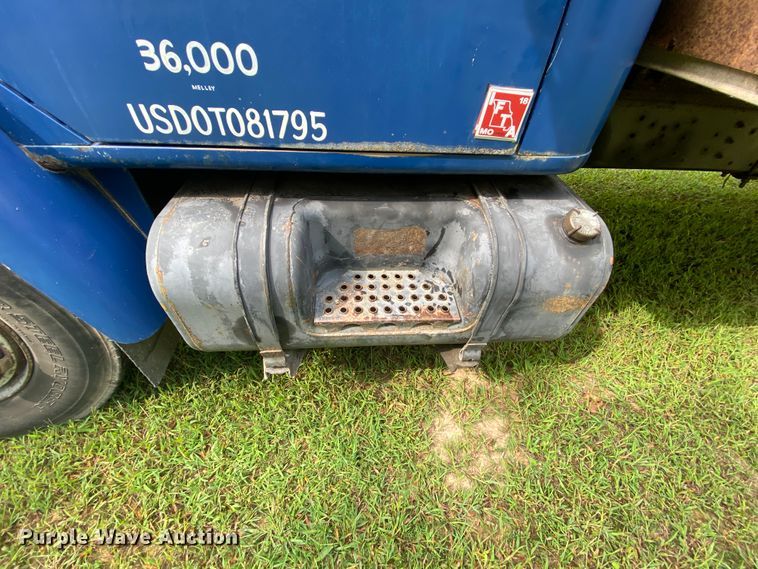image for item HE9774 1988 International S1700  box truck