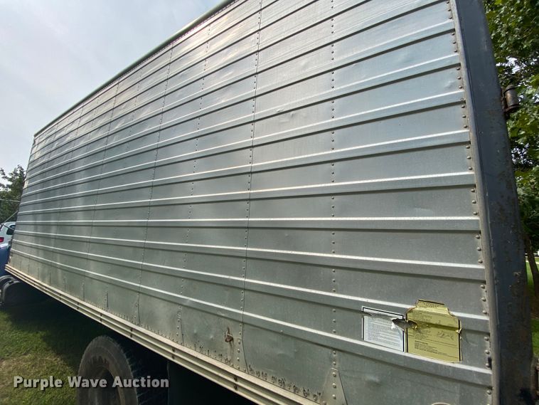 image for item HE9774 1988 International S1700  box truck