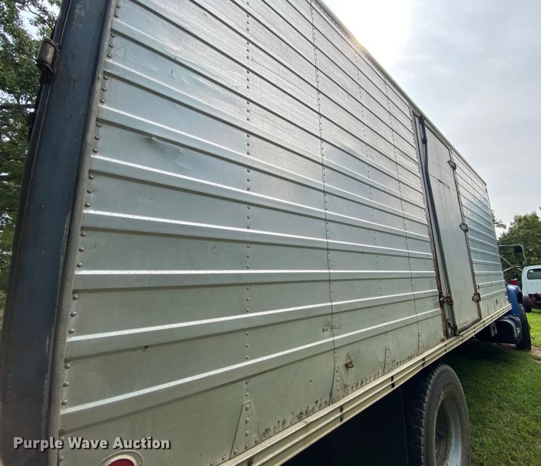 image for item HE9774 1988 International S1700  box truck