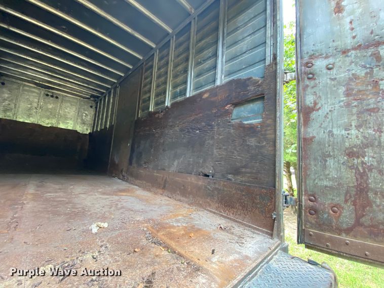 image for item HE9774 1988 International S1700  box truck