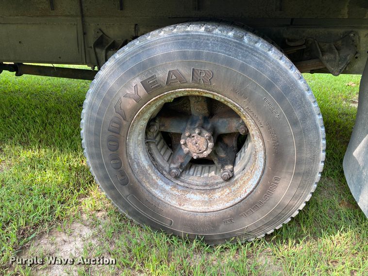 image for item HE9774 1988 International S1700  box truck