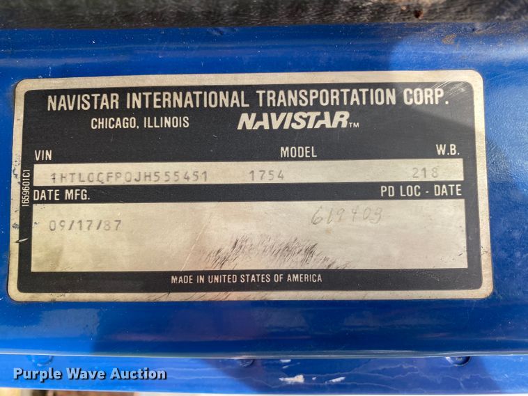 image for item HE9774 1988 International S1700  box truck