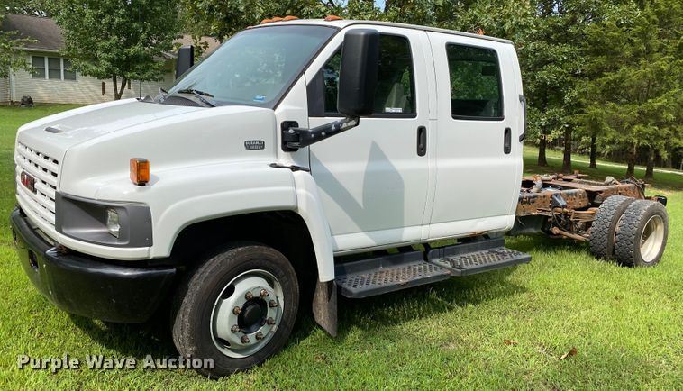 image for item HE9778 2004 GMC C4500  truck cab and chassis