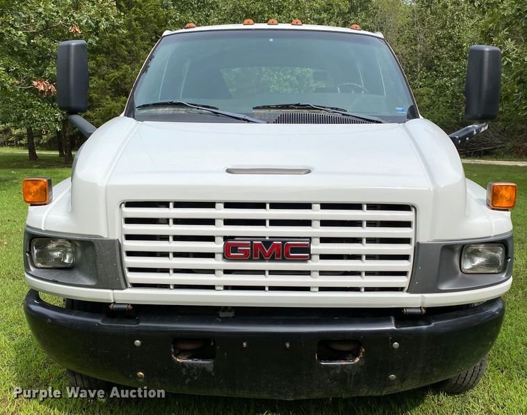 image for item HE9778 2004 GMC C4500  truck cab and chassis