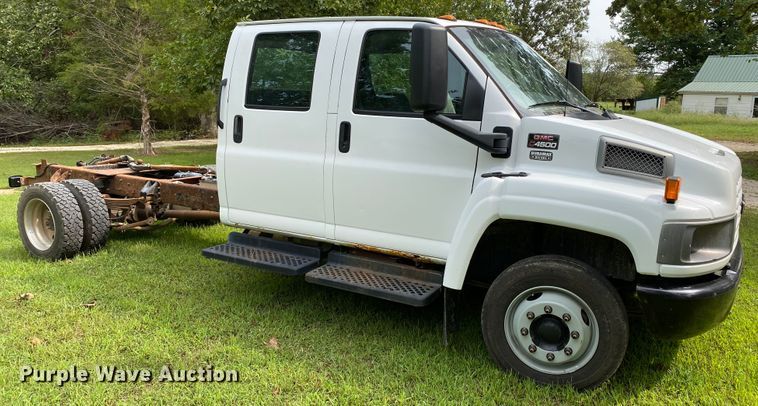 image for item HE9778 2004 GMC C4500  truck cab and chassis