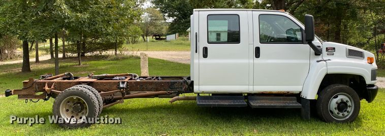 image for item HE9778 2004 GMC C4500  truck cab and chassis