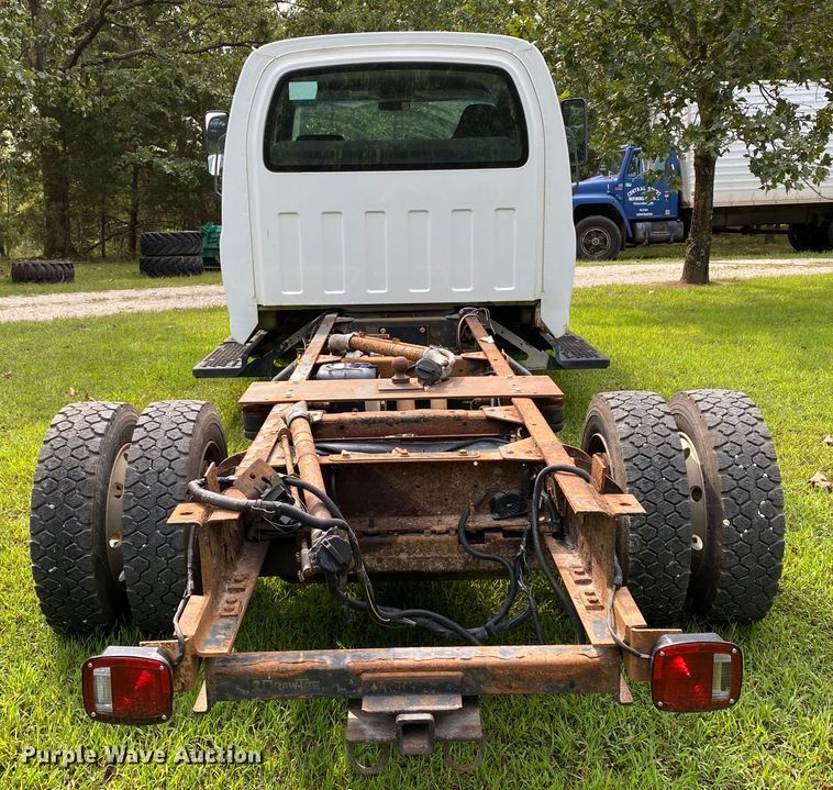 image for item HE9778 2004 GMC C4500  truck cab and chassis