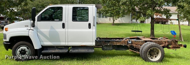 image for item HE9778 2004 GMC C4500  truck cab and chassis