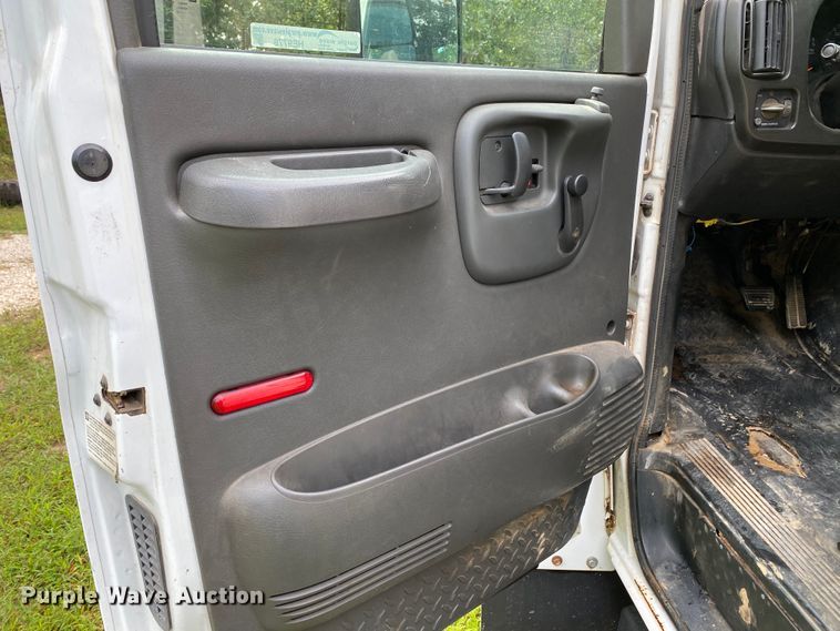 image for item HE9778 2004 GMC C4500  truck cab and chassis