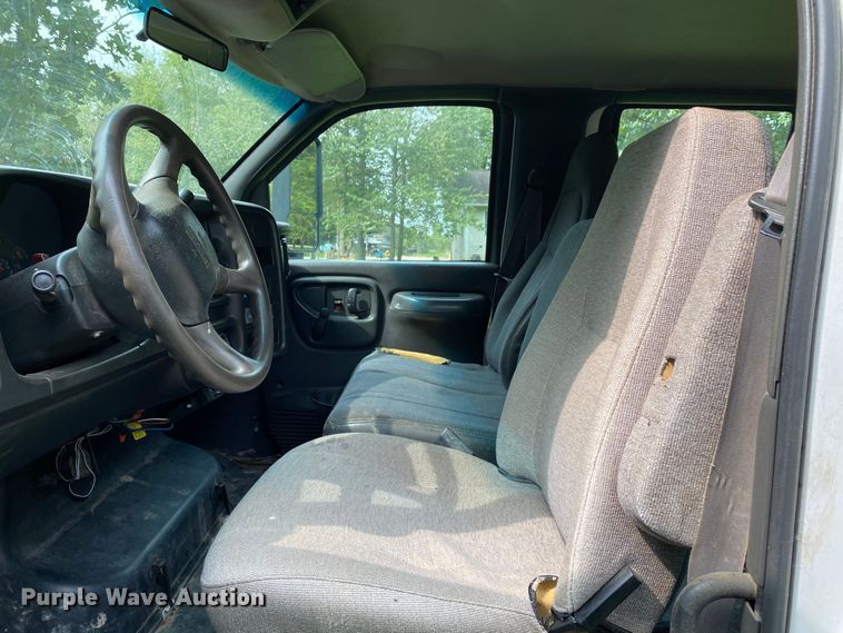 image for item HE9778 2004 GMC C4500  truck cab and chassis