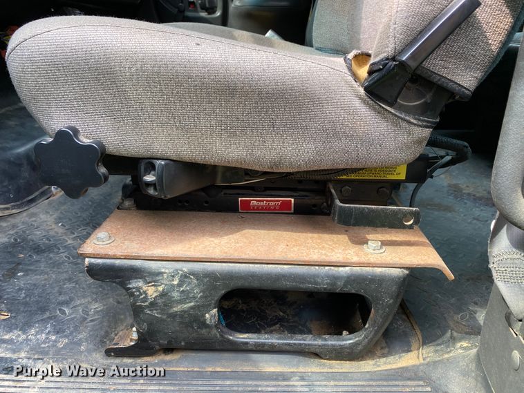 image for item HE9778 2004 GMC C4500  truck cab and chassis