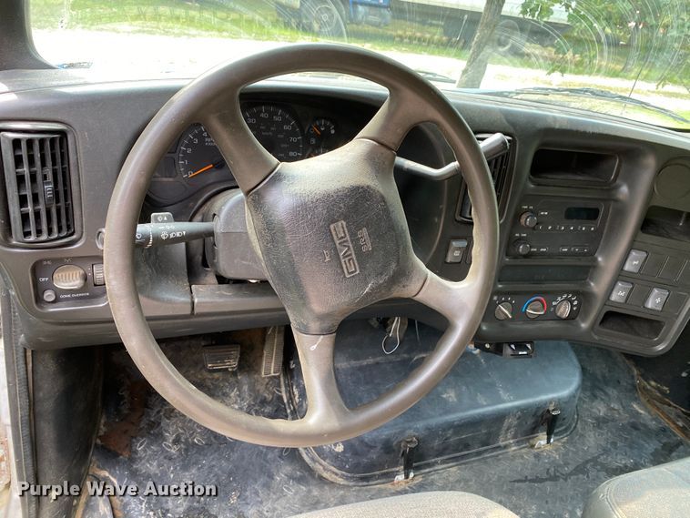 image for item HE9778 2004 GMC C4500  truck cab and chassis