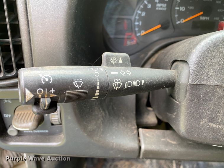 image for item HE9778 2004 GMC C4500  truck cab and chassis