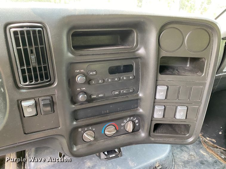 image for item HE9778 2004 GMC C4500  truck cab and chassis