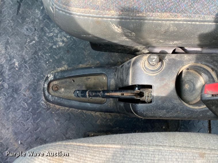 image for item HE9778 2004 GMC C4500  truck cab and chassis