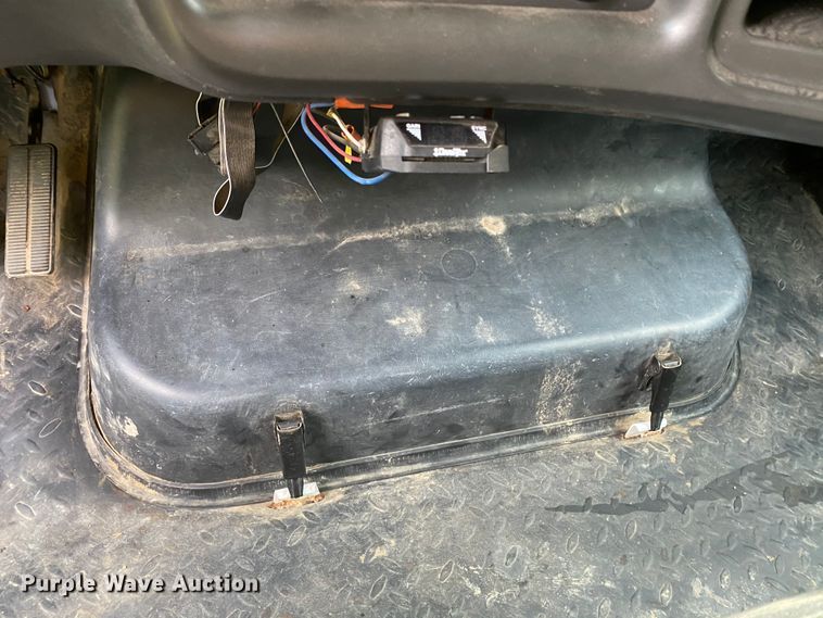 image for item HE9778 2004 GMC C4500  truck cab and chassis
