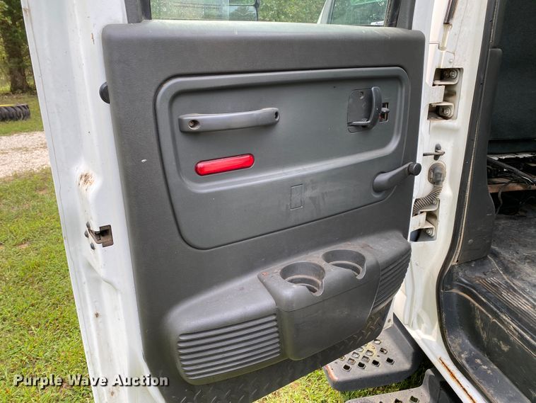 image for item HE9778 2004 GMC C4500  truck cab and chassis