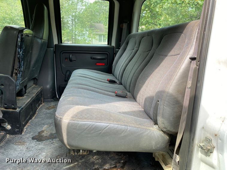 image for item HE9778 2004 GMC C4500  truck cab and chassis