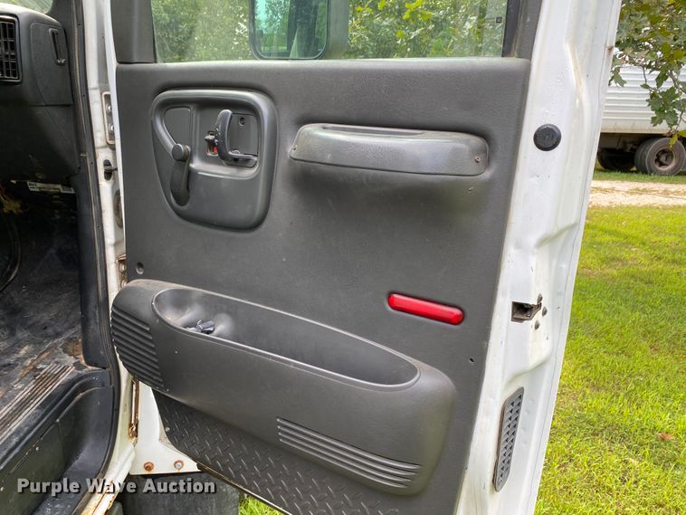 image for item HE9778 2004 GMC C4500  truck cab and chassis