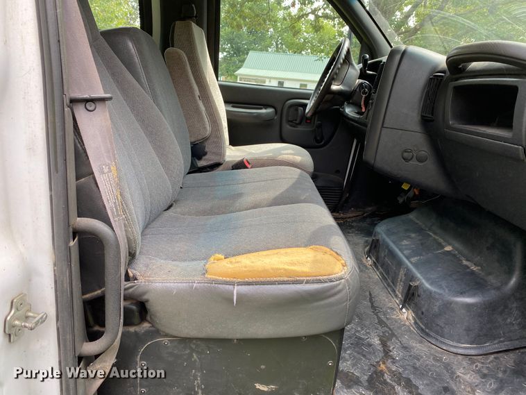 image for item HE9778 2004 GMC C4500  truck cab and chassis