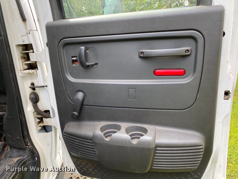 image for item HE9778 2004 GMC C4500  truck cab and chassis