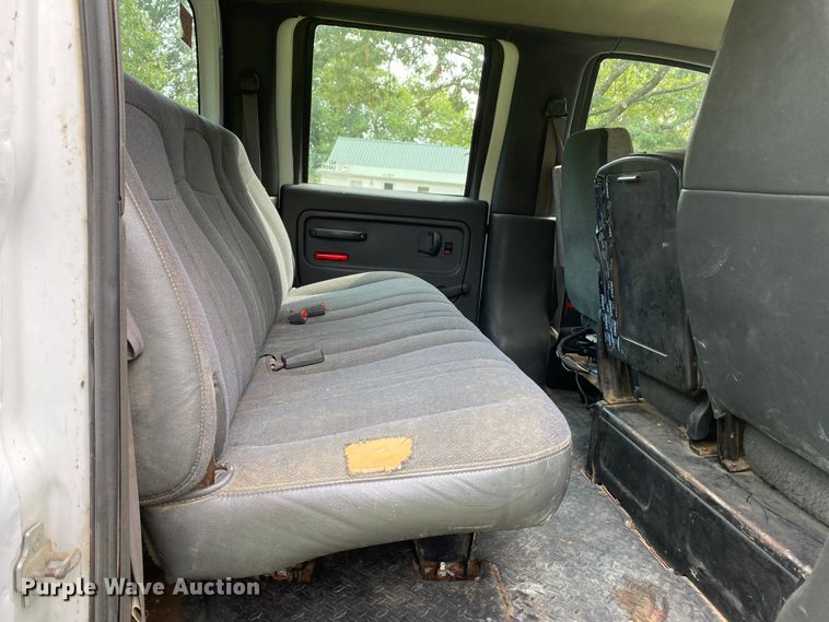 image for item HE9778 2004 GMC C4500  truck cab and chassis