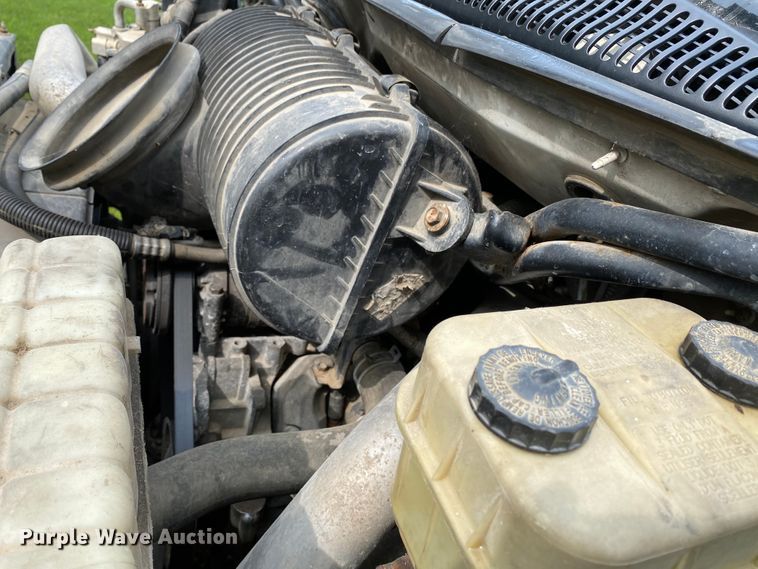 image for item HE9778 2004 GMC C4500  truck cab and chassis