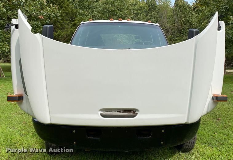 image for item HE9778 2004 GMC C4500  truck cab and chassis