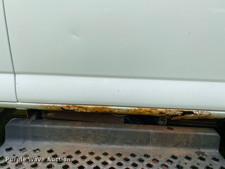 image for item HE9778 2004 GMC C4500  truck cab and chassis