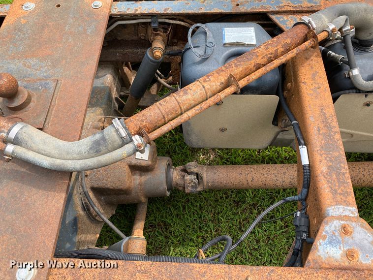 image for item HE9778 2004 GMC C4500  truck cab and chassis