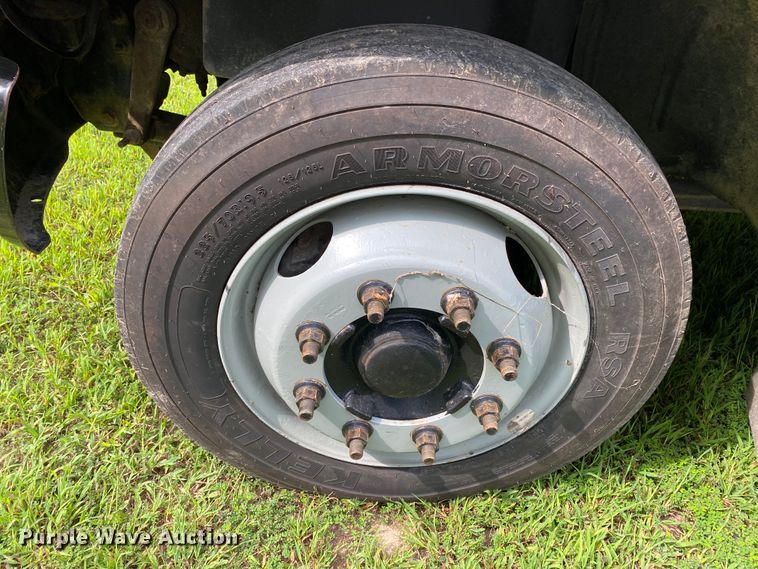image for item HE9778 2004 GMC C4500  truck cab and chassis