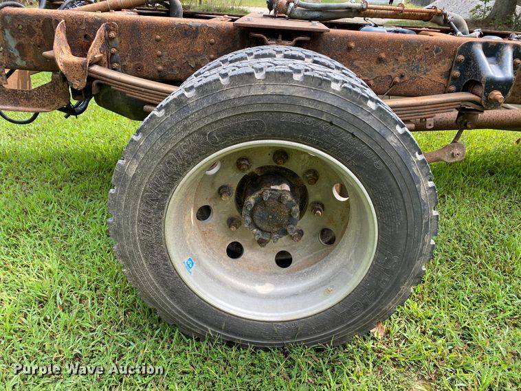 image for item HE9778 2004 GMC C4500  truck cab and chassis