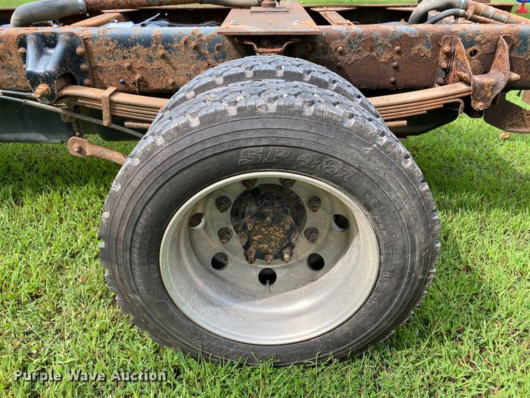 image for item HE9778 2004 GMC C4500  truck cab and chassis