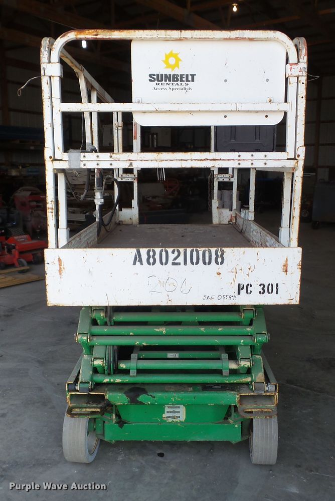 image for item HF9560 1999 JLG 2646-E2  scissor lift