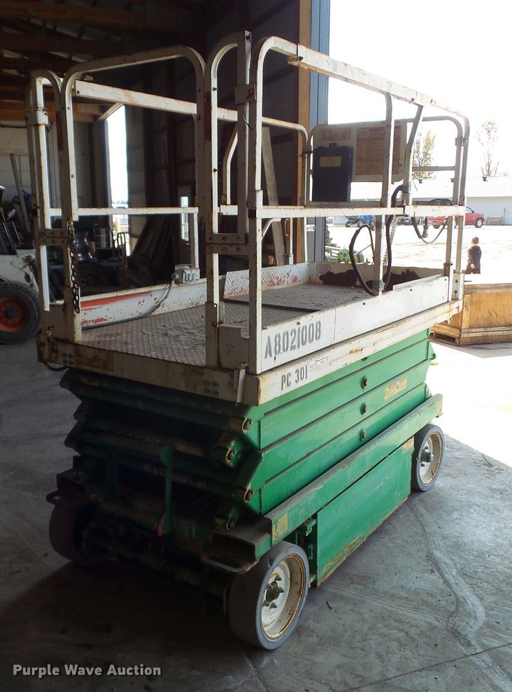 image for item HF9560 1999 JLG 2646-E2  scissor lift