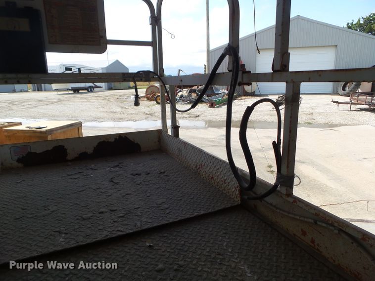 image for item HF9560 1999 JLG 2646-E2  scissor lift