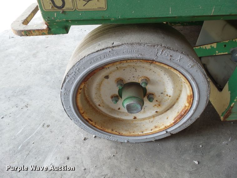 image for item HF9560 1999 JLG 2646-E2  scissor lift