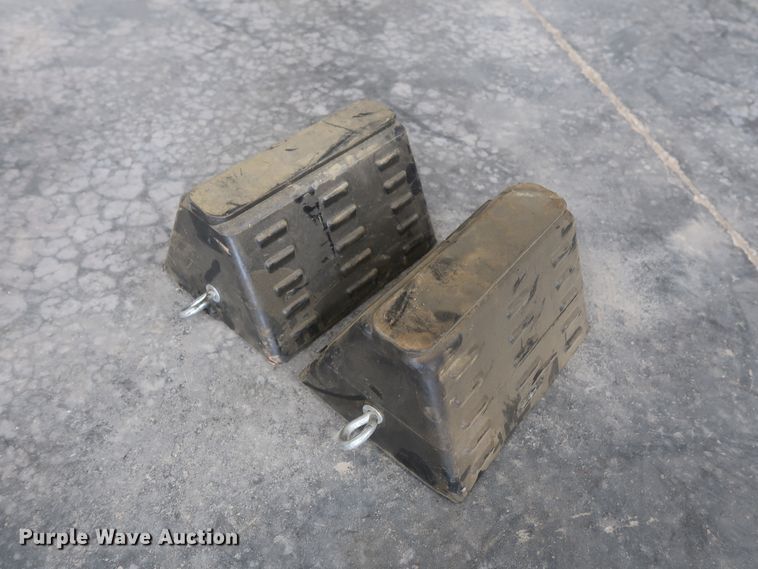 image for item HJ9399 Rubber wheel chocks